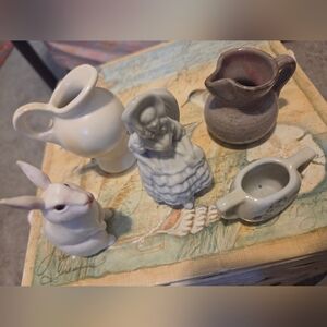 (#17) Porcelain Figurine Set - White and Gray